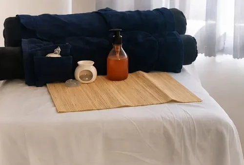Masaje Holístico cabina con aceites esenciales y aromas terapéuticos
